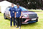 Die beiden jungen Herren sind Mitarbeiter von Bentley und haben diesen Bentayga als Ausstellungsstück mitgebracht. Man möchte die Gelegenheit nutzen, um Neufahrzeuge anzupreisen