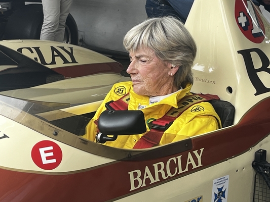 Bild Die belgische Rennfahrerin Christine Beckers (80) steuerte den Arrows A8 im Rahmen eines Demolaufs über den Rundkurs in Zolder – Historic Grand Prix Zolder 2024