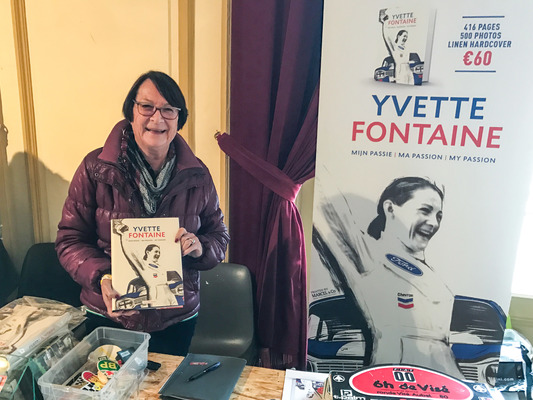 Die belgische Rennfahrerin Yvette Fontaine verkauft ihr eigenes Buch - Oldtimerbörse Spa 2016