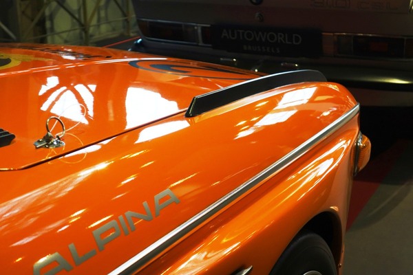 Die berühmten Finnen am BMW CSL Gruppe 2 von 1973 - Sonderschau Supercars 2 in der Autoworld Brüssel 2022/2023