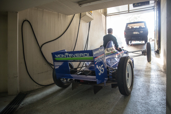 Die breiten Monteverdi-F1 Autos mussten erst mit schmalen Rädern bestückt werden um überhaupt den Weg aus den Katakomben zu finden.