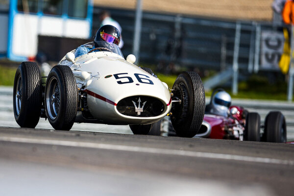 Die britische HGPCA repräsentiert die Vor- und Frühgeschichte der Formel-1-WM. Im Feld der historischen Grand-Prix-Fahrzeuge können Besucher die Evolution von den Front- zu den Mittelmotor-Monoposti live nachvollziehen