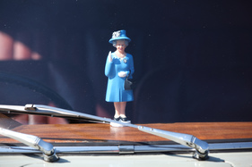 Die britische Königin winkt hinter dieser Frontscheibe - British Car Meeting in Mollis am 28. August 2016