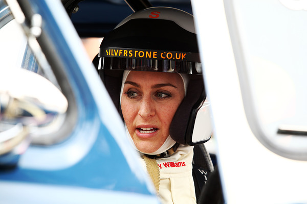 Bild Die britische Skeleton-Athletin Amy Williams konzentriert sich - Austin A30/35 Celebrity Challenge - Silverstone Classic 2017