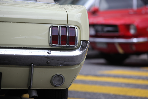 Die charakteristischen Rücklampen eines Ford Mustang - Oldtimer in Obwalden O-iO 2016