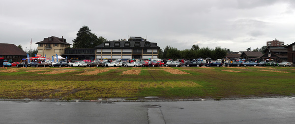 Die eine Hälfte der versammelten Porsche 928 - OSMT Zug im September 2017