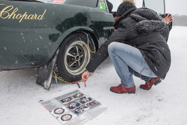 Die einen montierten die Ketten nach Anleitung, …