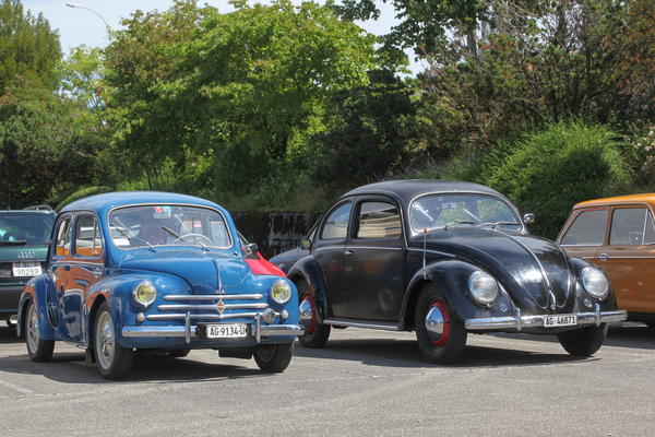 Die einstigen Rivalen friedlich vereint - Renault 4 CV (Heck) und VW 1200 Käfer - AMAG Classic Day 2022
