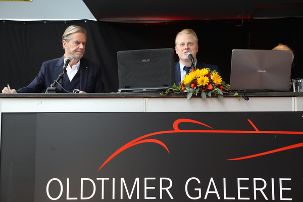 Bild Die erste Hälfte der Lots wurden durch Junior-Chef Serge Stotzer versteigert - Oktober-Versteigerung der Oldtimer Galerie Toffen vom 15. Oktober 2022