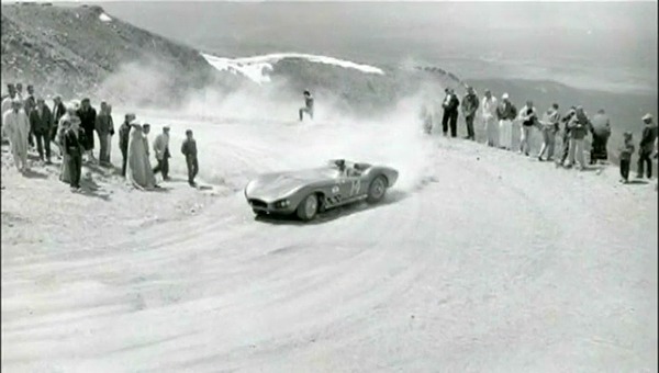 Die erste Shelby Cobra wurde am Pikes Peak Bergrennen getestet - Standbild aus dem Film The Snake and the Stallion