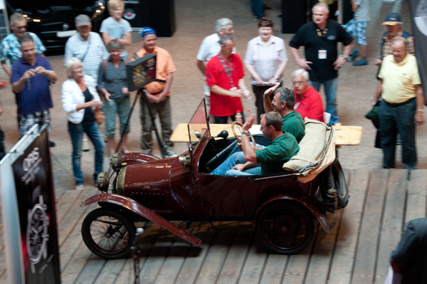 Die ersten Ausstellungsfahrzeuge des Pantheon rollen von der Startrampe – RAID Suisse-Paris 2013