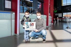 Die ersten Besucher in Sinsheim nach der Wiedereröffnung, sie halten ein Bild mit den ersten Besucher 1981 - Wiedereröffnung Technik-Museen Sinsheim und Speyer Die ersten Besucher in Sinsheim nach der Wiedereröffnung, sie halten ein Bild mit den ersten Besucher 1981 - Wiedereröffnung Technik-Museen Sinsheim und Speyer