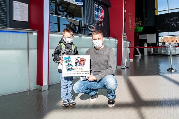 Die ersten Besucher in Sinsheim nach der Wiedereröffnung, sie halten ein Bild mit den ersten Besucher 1981 - Wiedereröffnung Technik-Museen Sinsheim und Speyer