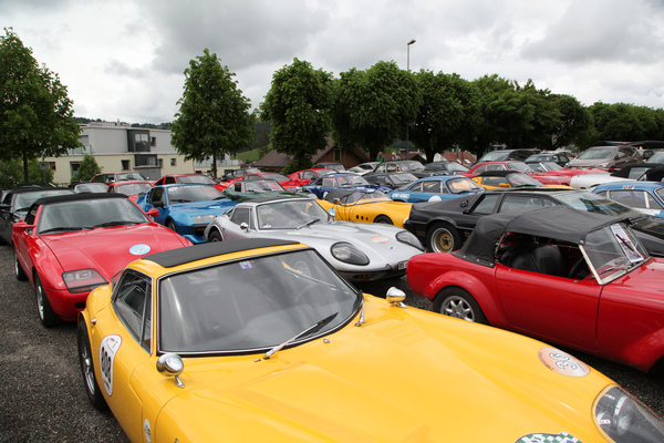 Die farbige Kunststoff-Sportwagen-Armada in Einsiedeln - Fantastic Plastic 2016