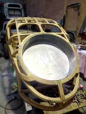 Die fertige Reserveradmulde im Karosserierahmen