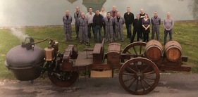 Die fertiggestellte Replica des Fardier de Cugnot mit der Mannschaft dahinter Die fertiggestellte Replica des Fardier de Cugnot mit der Mannschaft dahinter