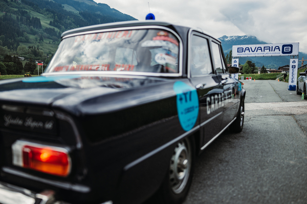 Bild: Die flitzende Limousine Alfa Romeo Giulia Carabinieri (1972) sicherte sich zum dritten Mal Platz 1 – 36. Kitzbüheler Alpenrallye 2023