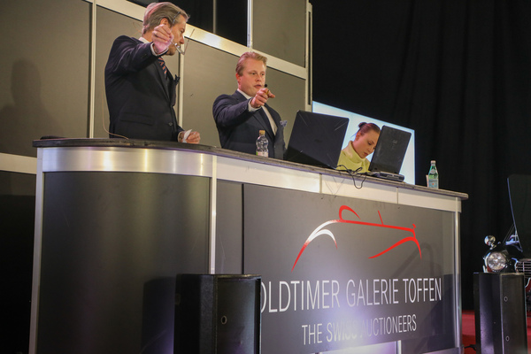 Die ganze Versteigerung wurde (primär) in Englisch abgehalten - Versteigerung der Oldtimer Galerie in Gstaad am 29. Dezember 2022