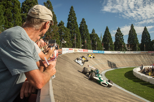 Die ganzen Radfans wurden von den rund 50 Verbrennern überrumpelt, …