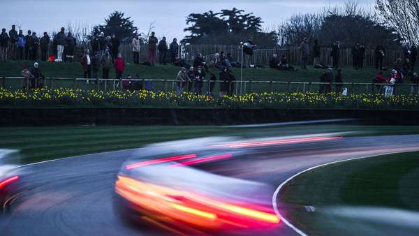 Die gewagten Manöver gehen auch nachts weiter... - Impressionen vom Goodwood Members' Meeting 2017