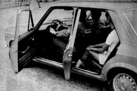 Die gleichen vier Personen in den drei Autos. Im Fiat trotz ausgestreckter Arme des Fahrers überraschend viel Knieraum im Fond.