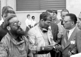 Die glücklichen aber müden Sieger der Mille Miglia 1955 - Stirlng Moss und Denis Jenkinson