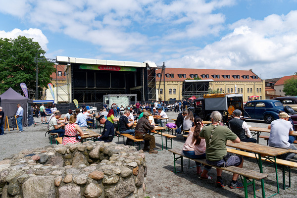 Die große Bühne ist schon für das "Citadel Music Festival" aufgebaut – Oldtimer Open Air 2024