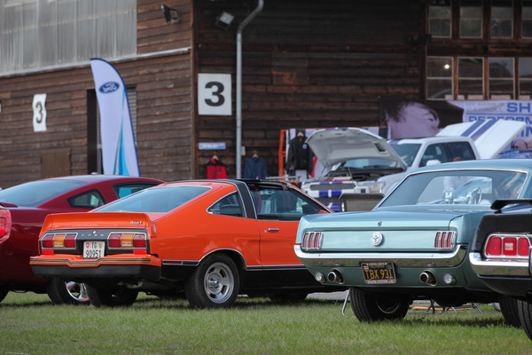 Die grossen Unterschiede zwischen der ersten Generation (rechts) und der zweiten Generation (links) des Ford Mustang - 7. Mustang & Shelby Meeting in Zug am 3. August 2019