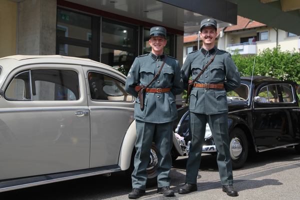 Die historisch korrekt bekleideten Zöllner hatten sichtlich Freude an den Käfern …