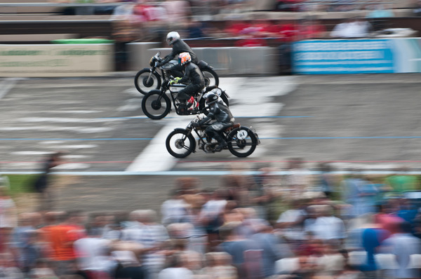 Die historischen Motorräder sind nicht nur laut sondern auch sehr schnell! – Indianapolis in Oerlikon 2013