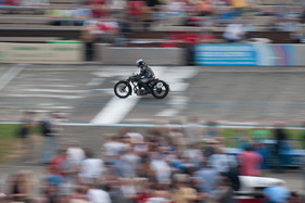 Die historischen Motorräder umrunden mit lautem Knattern das Oval – Indianapolis in Oerlikon 2013 Die historischen Motorräder umrunden mit lautem Knattern das Oval – Indianapolis in Oerlikon 2013