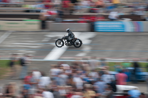 Die historischen Motorräder umrunden mit lautem Knattern das Oval – Indianapolis in Oerlikon 2013