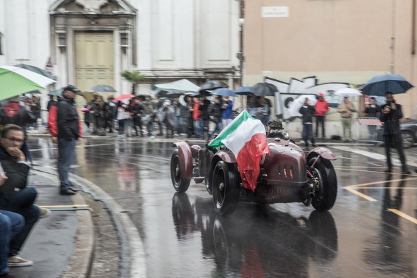 Die italienische Flagge als Wetterschutz - Mille Miglia 2016