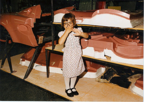 Die junge Elisa Artioli und Teile des Lotus Elise