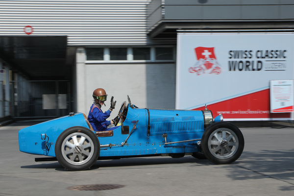 The young pilot drives off waving with the Bugatti 35 B - Swiss Classic World Lucerne 2023