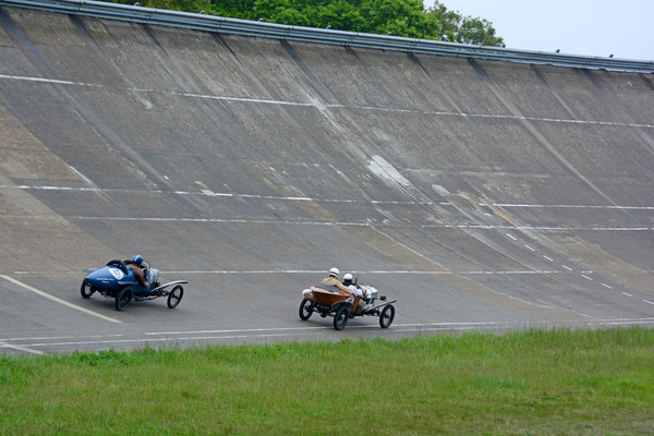 Die kleinen Wagen wirken fast etwas verloren auf der breiten Strecke - 4. Montlhéry Vintage Revival 2017
