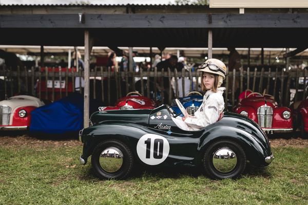 Die konzentrierte Pilotin wartet auf den Einsatz im Settrington Cup - Goodwood Revival 2018