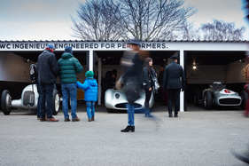 Die legendären Rennwagen von Mercedes-Benz stehen bereit für den nächsten Demonstrationslauf der "IWC Track Moments" - Goodwood Members Meeting 2016