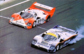Die letzte Runde des Gesamtsiegers der 24 Stunden von Le Mans 1983 (rechts) - Keiner wusste, ob der rauchende Porsche 956 von Ickx/Bell noch fertigfahren konnte