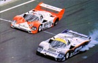 Die letzte Runde des Gesamtsiegers der 24 Stunden von Le Mans 1983 (rechts) - Keiner wusste, ob der rauchende Porsche 956 von Ickx/Bell noch fertigfahren konnte