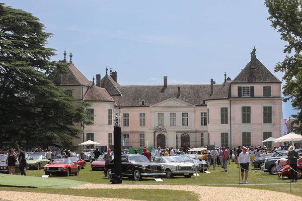 Bild: Die meisten Concours-Autos waren zwischen dem Springbrunnen und dem Schloss angeordnet - Concours d'Elégance Suisse Château Coppet 2023