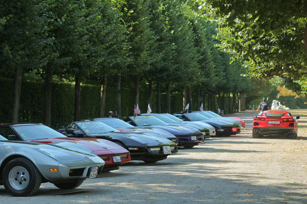 Die moderne Corvette verlässt den Park, zurück bleiben die Klassiker C3 bis C6 - Classic-Gala Schwetzingen 2021