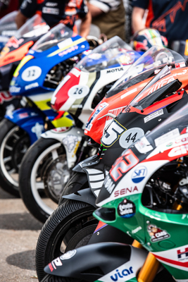 Die modernen Moto-GP-Maschinen präsentierten sich so bunt wie ein NASCAR-Starterfeld – Goodwood Festival of Speed 2023