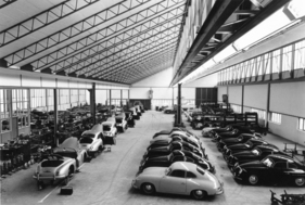 Die neue Halle von Porsche im Jahr 1953 - links die Büroräume, dahinter die Montage der Motoren, in der Mitte die Fertigung der Wagen, rechts die Endfertigung und Abnahme inkl. Bereitstellung