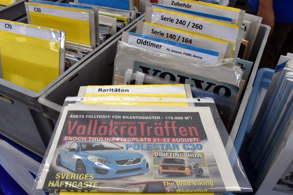 Bild: Die passende Literatur gibt es im Wühlkasten - Impressionen Internationales Swiss Volvo Meeting