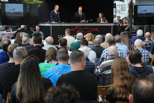 Die potentiellen Bieter horchen der Ausführungen von Serge Stotzer und Beat Walti - Versteigerung der Oldtimer Galerie Toffen am 22. März 2025