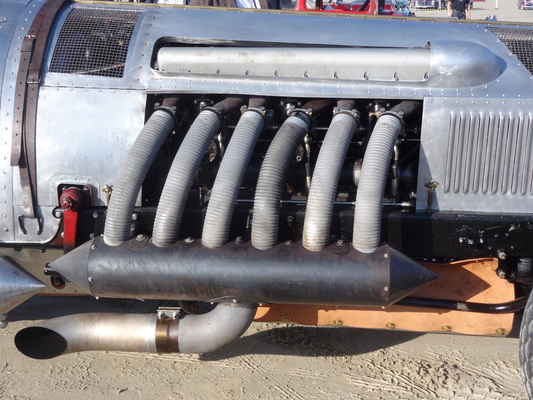 Bild: Die rchte Zylinderbank mit Auspuffanlage eines A.L.F. - Impressionen des Römö Motorfestival 2016