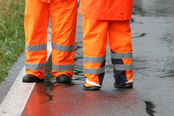Die richtige Schutzkleidung des Streckenposten schützt auch vor dem Regen - an der Bergprüfung für historische Sport- und Rennwagen in Altbüron 2015