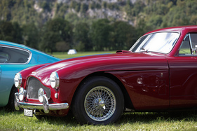 Die rundlichen Formen des Aston Martin DB 2 Mk III - 35. British Car Meeting auf dem Flugplatz Mollis