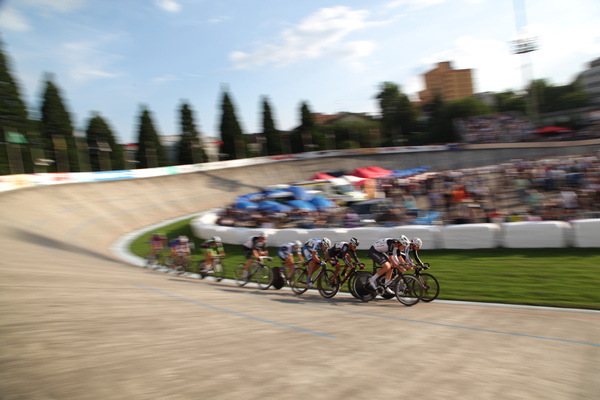 Die schnellen Velo-Rennfahrer profitierten vom zahlreichen Publikum - Indianapolis Oerlikon am 26. Juli 2016